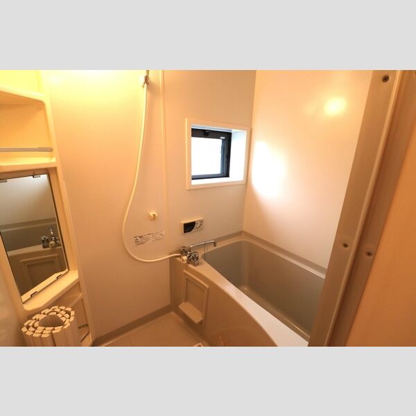 ボヌール 窓付きバスルーム