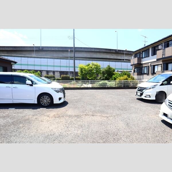 ドミールエム　弐番館 駐車場