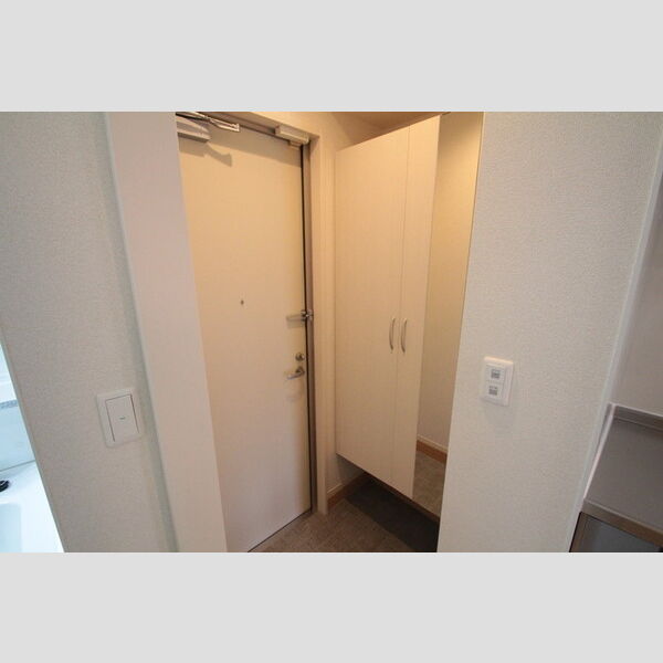 ルピナ 玄関にはミラー付シューズボックスがあります!