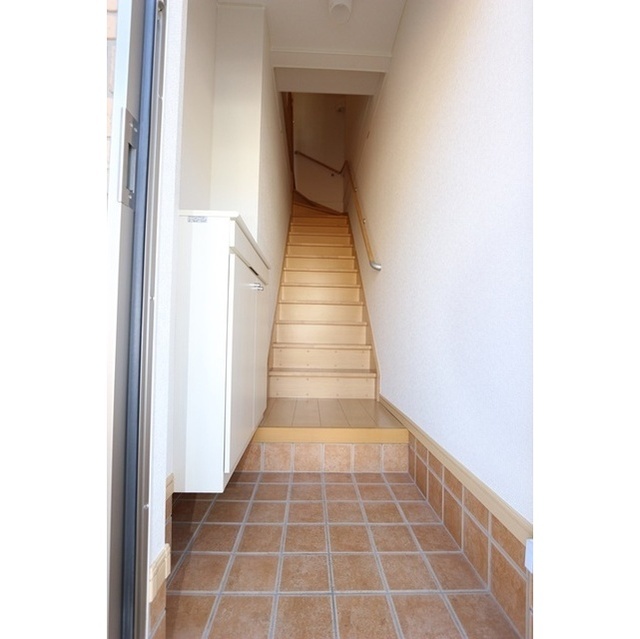ベルグラース201号室 玄関～階段