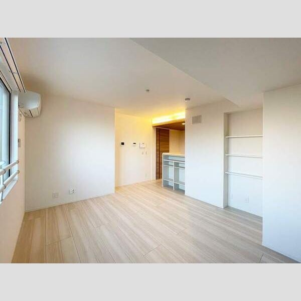 ラウレア六町301号室 リビング