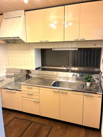 柏市東中新宿3丁目戸建 約3畳ある広々キッチンです