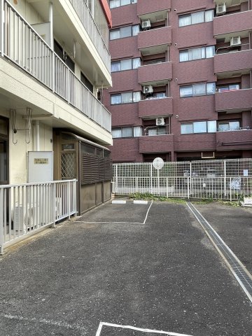 マンション三鈴303号室 駐車場