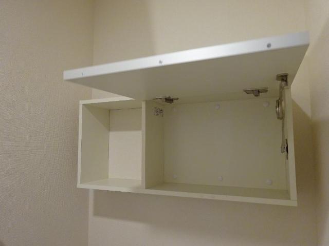 グローリア湘南102号室 トイレ収納