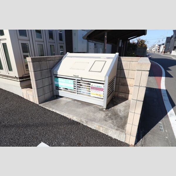 メルヴェーユ三郷中央　A105号室 ゴミ置き場