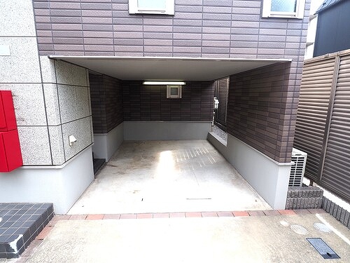 新宿区左門町戸建 カーポート