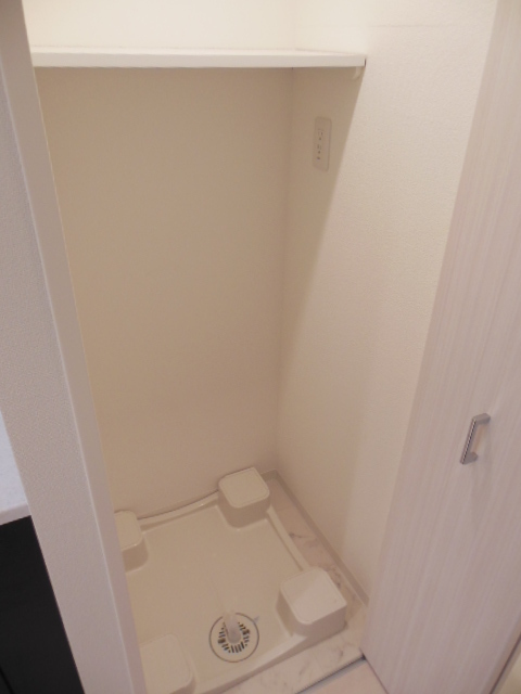 グランド・ガーラ新横浜South5階 扉付き室内洗濯機置場