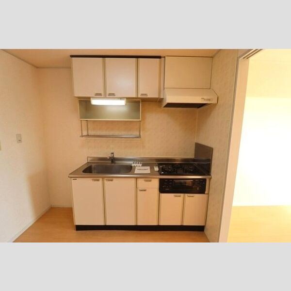 ドミールヴィレッジ　Ⅰ キッチン　三口コンロ