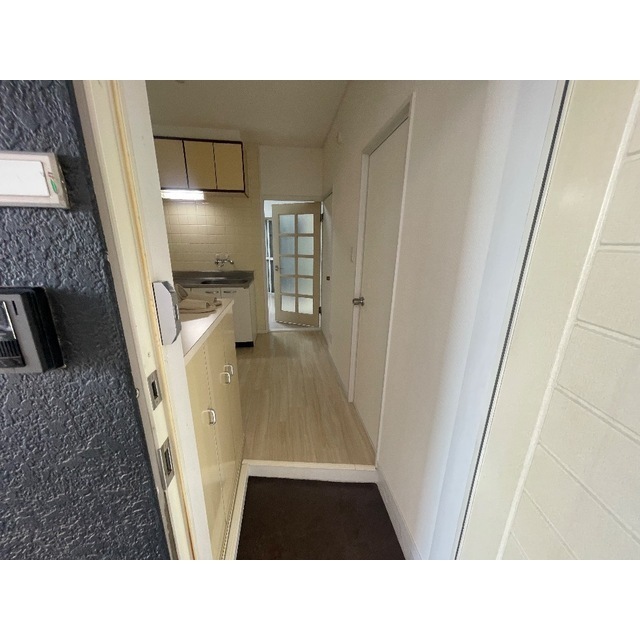 キャロットハウス岸町202号室 玄関