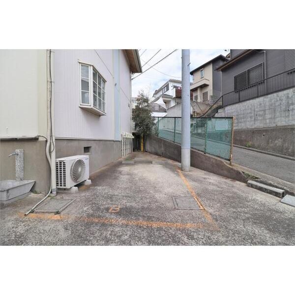 彩亮ハウス202号室 駐車場