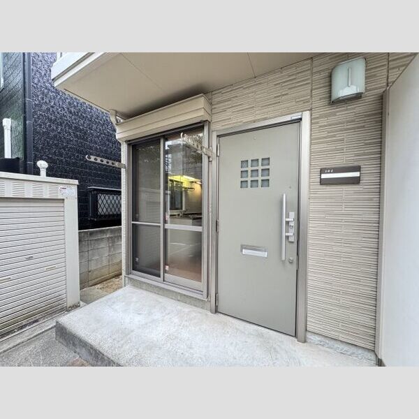 サザンカ101号室 窓先の様子♪