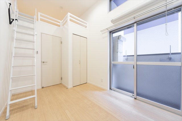 プロストル　ミラ リビング