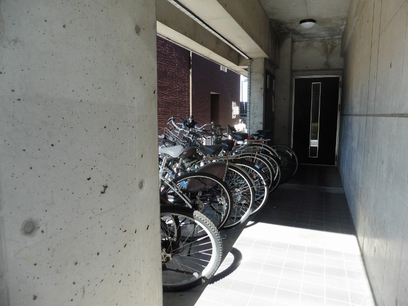 ジュネス南大沢4階 敷地内にゴミ置き場あり♪