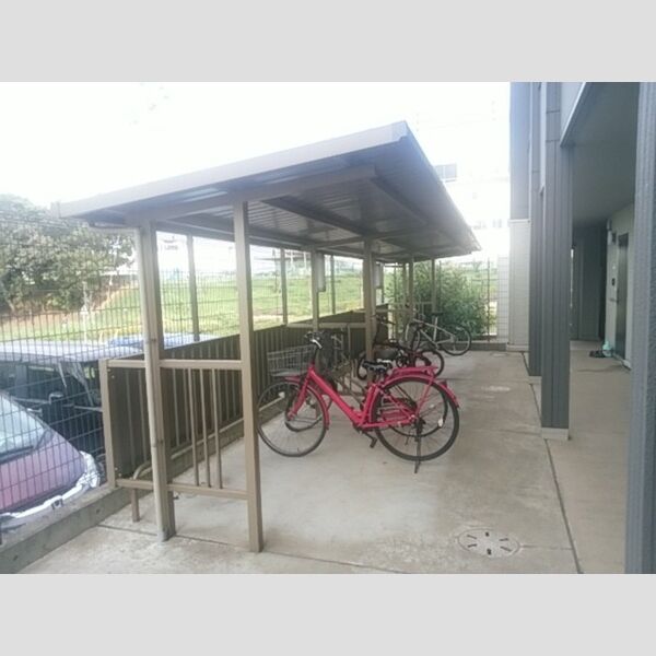 クオリタ・リリ305号室 駐輪場