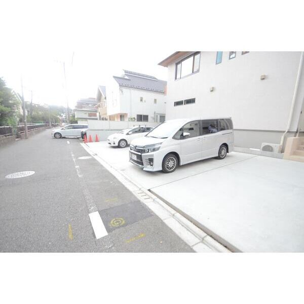 ルミナス 駐車場