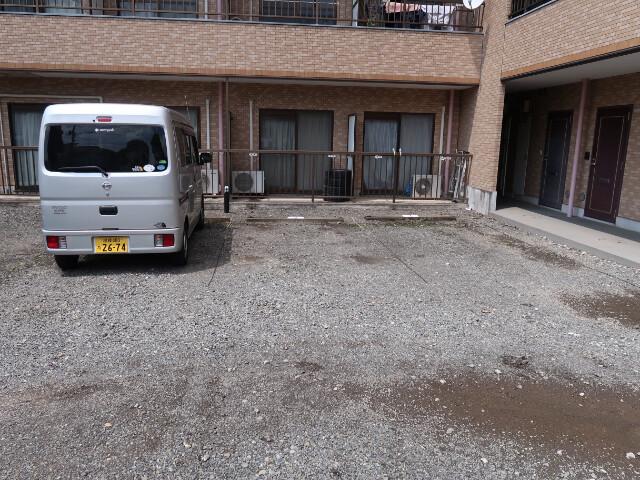 シャトル日新4階 駐車場