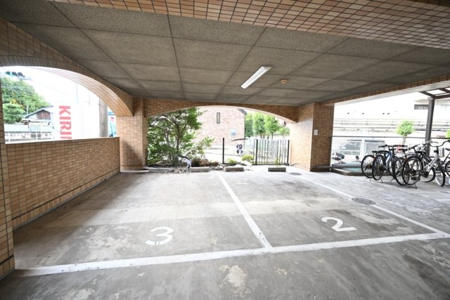 朝日プラザ戸塚アネックス 駐車場