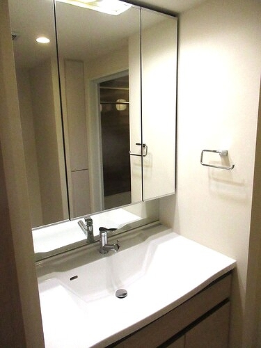 ライオンズタワー柏 洗面化粧台　※同タイプ別部屋2023年7月撮影