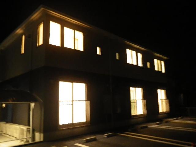 メゾン　ド　ミエル　～ｍａｉｓｏｎ　ｄｕ　ｍｉｅｌ～ 外観写真（夜）
