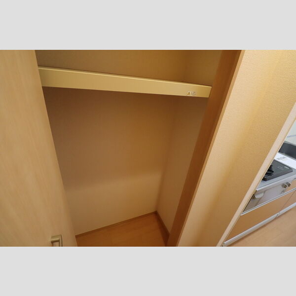 クレール キッチン横には物入があります