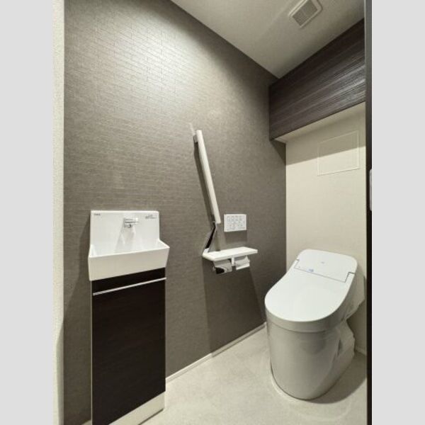 グリナージュ　リリア402号室 トイレ(温水洗浄便座)上部には棚あり手洗いもあり♪