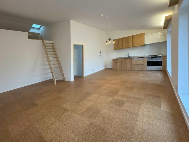 K House 2FLDK2は南側庭園に面してバルコニーあり、勾配天井吹抜