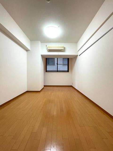 ガラ・シティ横浜西口3階 ゆったりした洋室です