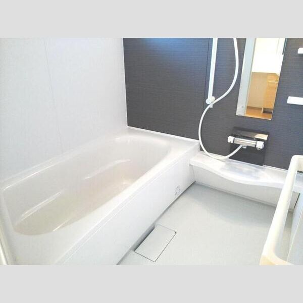 フローラ201号室 足を伸ばしてつかれる『一坪バス』!