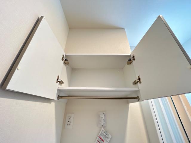 ビレッジ高坪Ⅳ205号室 洗濯機置き場上収納