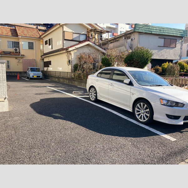 コンフォールえのき 駐車場