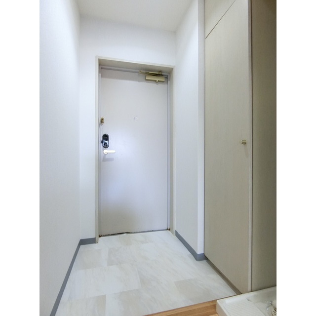 ソレイユ藤が丘102号室 シューズボックス付きゆとりある玄関