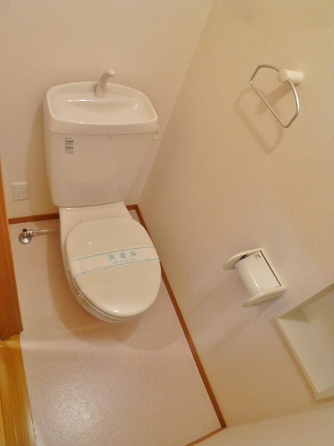 プレミア0104号室 ちょっとした棚もあって使い勝手良好！