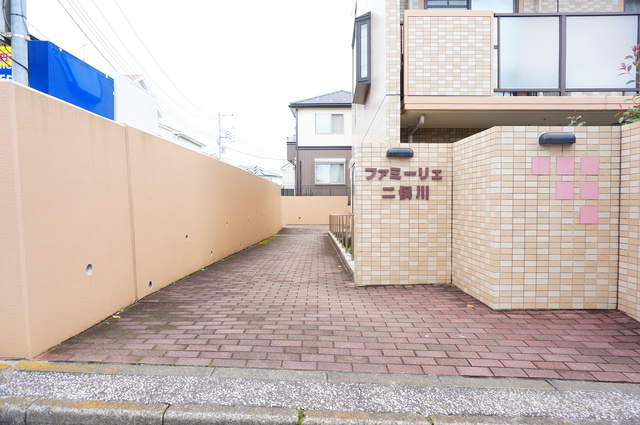 ファミーリェ二俣川0301号室 エントランス