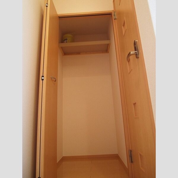 メゾンルミエール 物入(廊下)