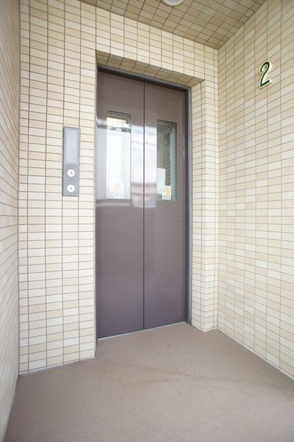 エクセルグランデ高洲0304号室 各階停止のエレベーター。