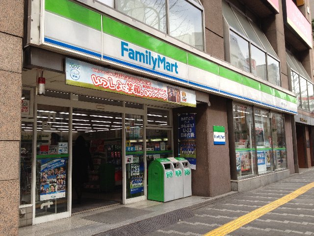サンパレス ファミリーマート新宿靖国通り店まで778ｍ