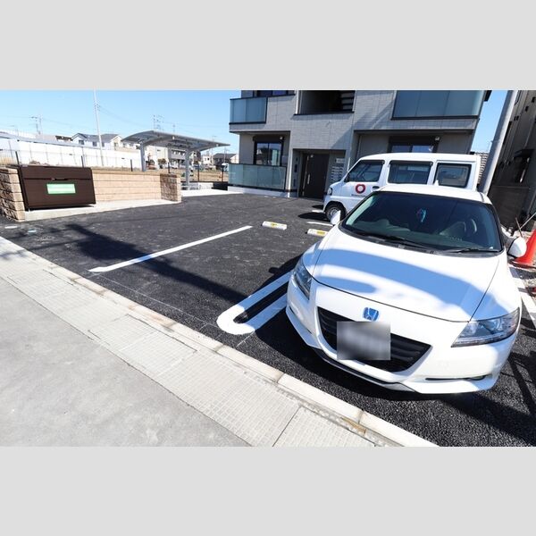 アヴァンス八潮A 駐車場