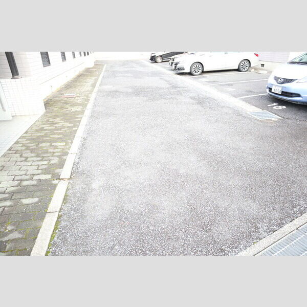 ヴァンベール東川口　Ⅰ/Ⅱ/ⅢⅡ101号室 駐車場