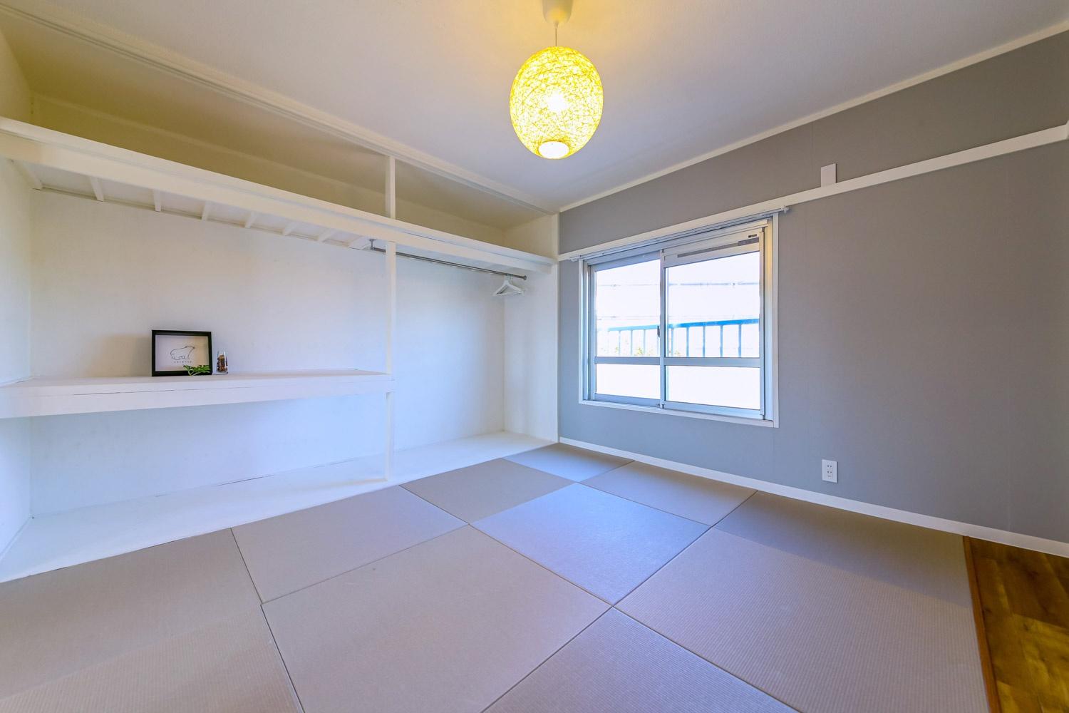 高津団地デザイナーズ物件308号室 和室は琉球畳を採用。おしゃれな照明も付いてます！