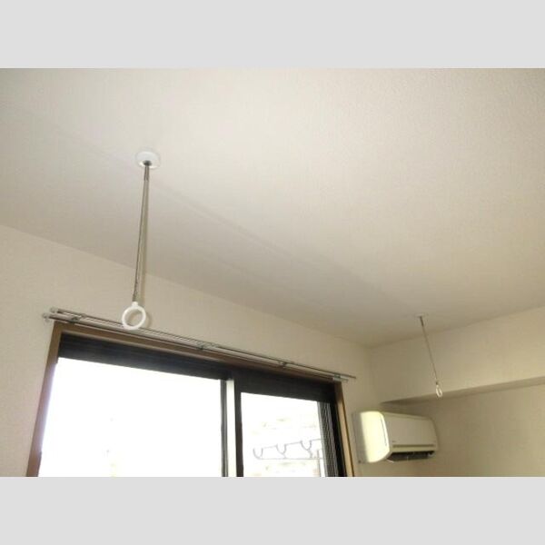 パルコート102号室 室内物干し(物干し竿は用意を願います)