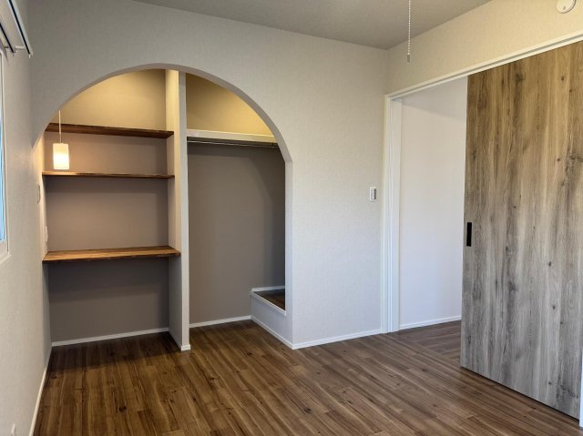 北欧ハウス稲荷町 左側ワークスペース、右側収納