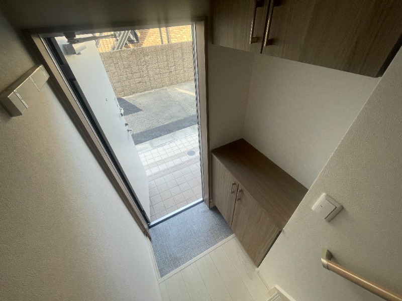 アローワン2階 玄関