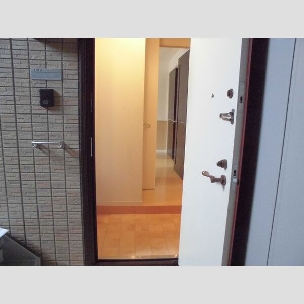 ソレーユ102号室 玄関