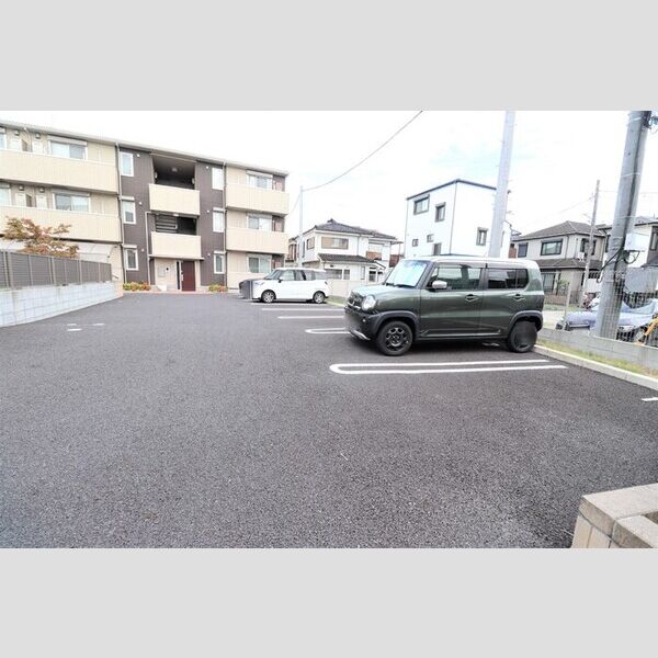 リヴェール301号室 駐車場