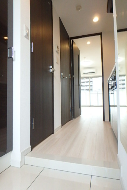 グランド・ガーラ川崎西口 人感センサー照明付玄関