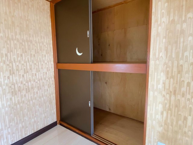 中央区仁戸名町 戸建て リビングには大容量の収納あり