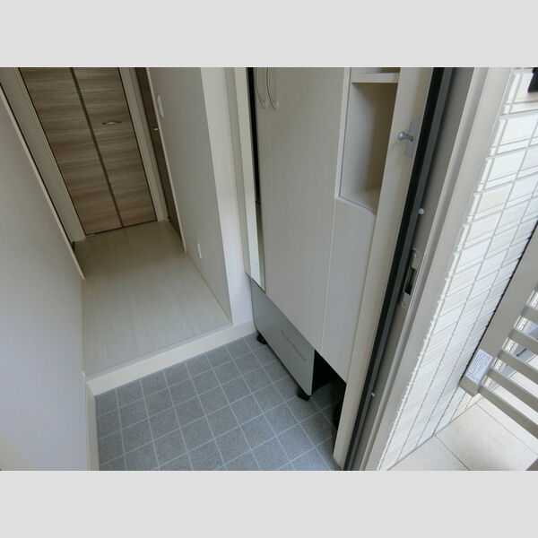 ウィル湘南台 玄関脇には鏡付きのシューズボックスがあります!