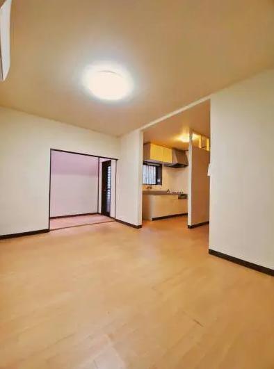 新座栄戸建て 広々とした12畳のリビング