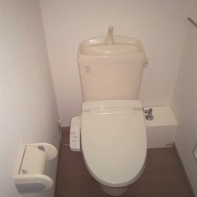 レオパレスレイフローラ106号室 温水洗浄便座付き　