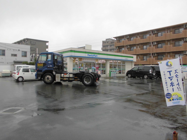 ロイヤルコート北野0201号室 【コンビニエンスストア】ファミリーマート八王子北野町店まで584ｍ